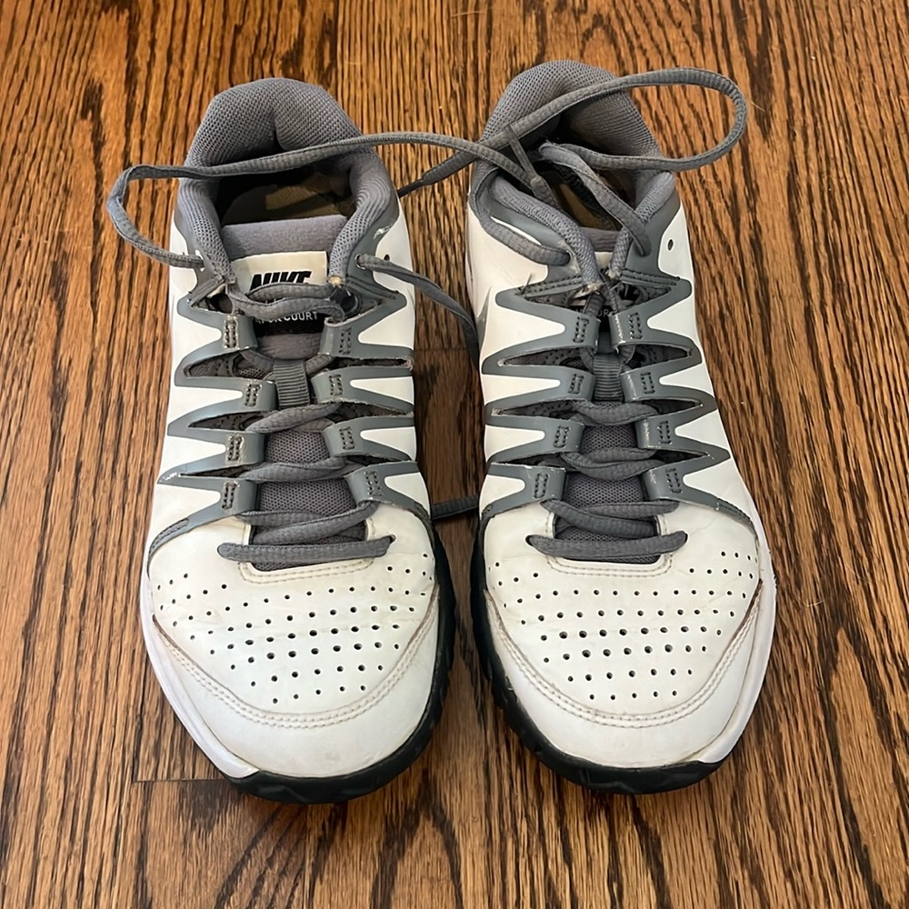 Size 7 Nike vapor court tennis shoes